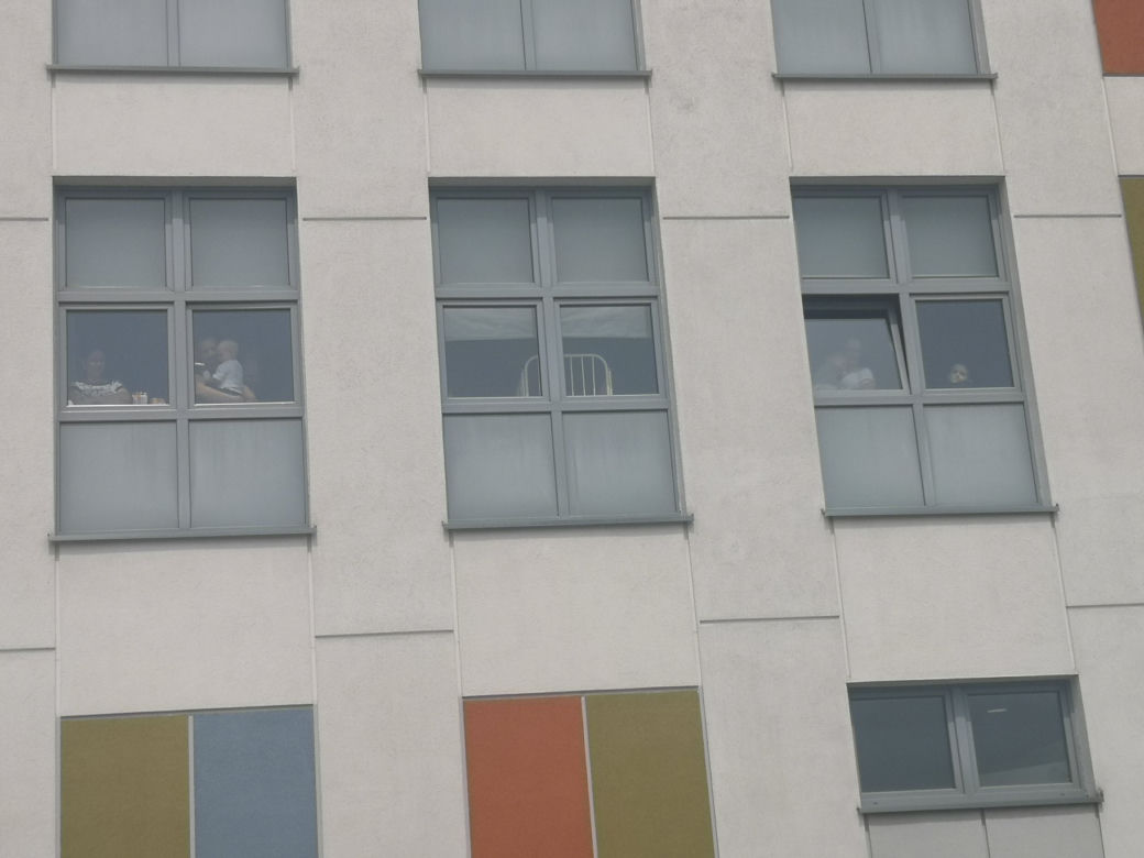 Koncert na parkingu Szpitala Dziecięcego w Olsztynie
