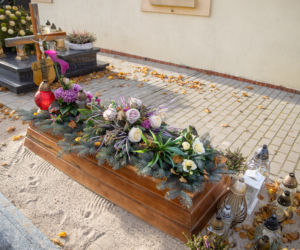 Arcybiskup Juliusz Paetz. Miał spocząć w katedrze, skończył w drewnianej mogile