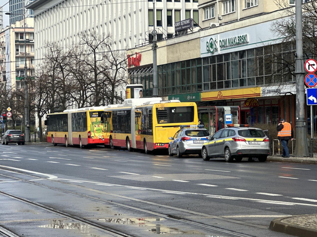 Warszawa. Autobusy miejskie ostrzelane na Marszałkowskiej. Na miejscu policja [ZDJĘCIA]
