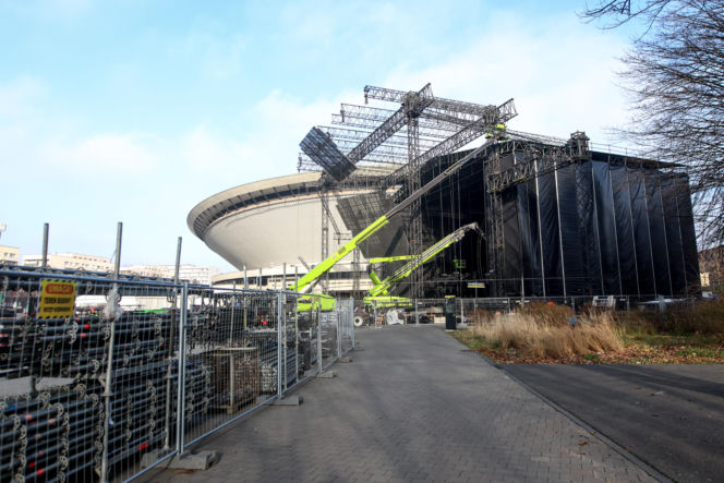 Scena Sylwestra z Dwójką TVP w trakcie budowy
