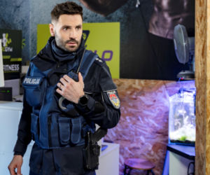 Policjantki i Policjanci, odcinek 1385: Marek odbiera poród w aucie, a tajemnicza kobieta wciąga patrol w sieć kłamstw