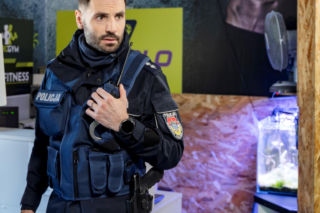 Policjantki i Policjanci, odcinek 1385: Marek odbiera poród w aucie, a tajemnicza kobieta wciąga patrol w sieć kłamstw