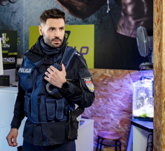 "Policjantki i Policjanci", odcinek 1385: Marek odbiera poród w aucie, a tajemnicza kobieta wciąga patrol w sieć kłamstw