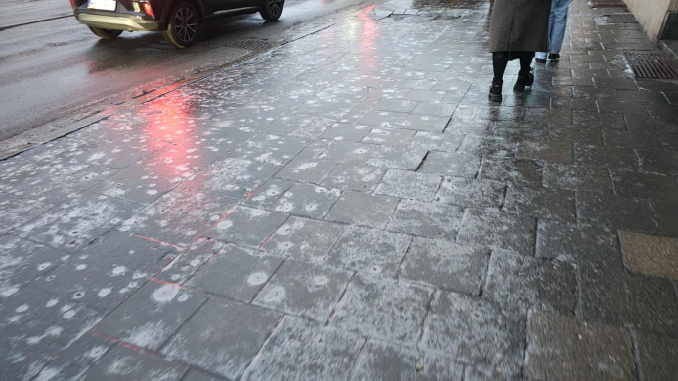 Silna gołoledź we Wrocławiu. Tak wyglądają drogi i chodniki w rejonie Mostów Trzebnickich