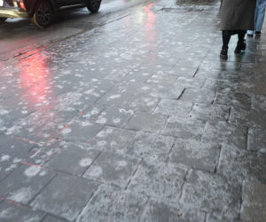 Silna gołoledź we Wrocławiu. Tak wyglądają drogi i chodniki w rejonie Mostów Trzebnickich