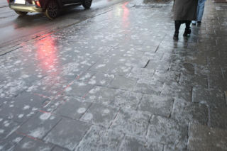 Silna gołoledź we Wrocławiu. Tak wyglądają drogi i chodniki w rejonie Mostów Trzebnickich