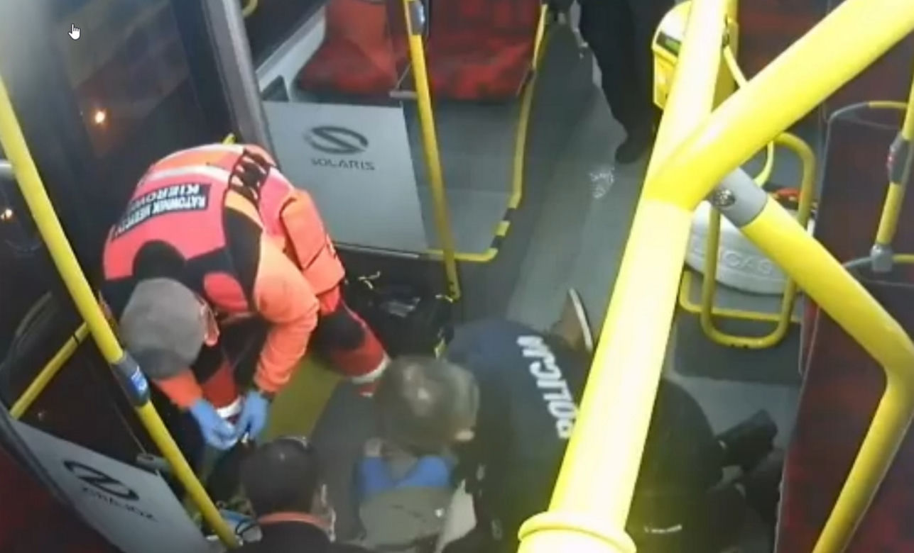 Dramatyczna akcja policji, w autobusie reanimowali mężczyznę