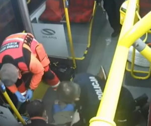 Dramatyczna akcja policji, w autobusie reanimowali mężczyznę