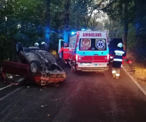 Auto uderzyło w DWA drzewa i dachowało! Świadkowie wyciągali kobietę z auta