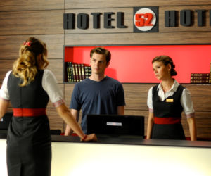 Hotel 52 sezon 7 odcinek 79 (odc. 1). Igor (Kamil Kula), Sara (Klaudia Halejcio)