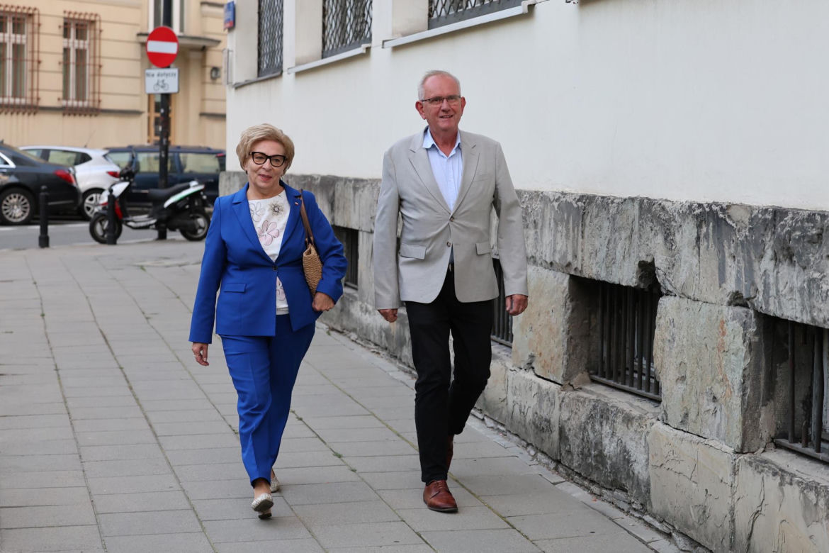 Zamiast na Nowogrodzkiej, Morawiecki i jego stronnicy spotkali się przy Konopnickiej. Były cukierki dla dziennikarzy