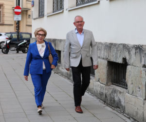 Zamiast na Nowogrodzkiej, Morawiecki i jego stronnicy spotkali się przy Konopnickiej. Były cukierki dla dziennikarzy