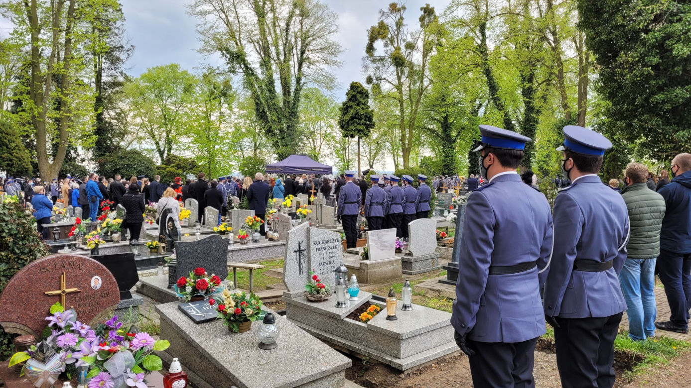 Pogrzeb policjanta z Raciborza. Tłumy przed kościołem. Ostatnie pożegnanie Michała Kędzierskiego
