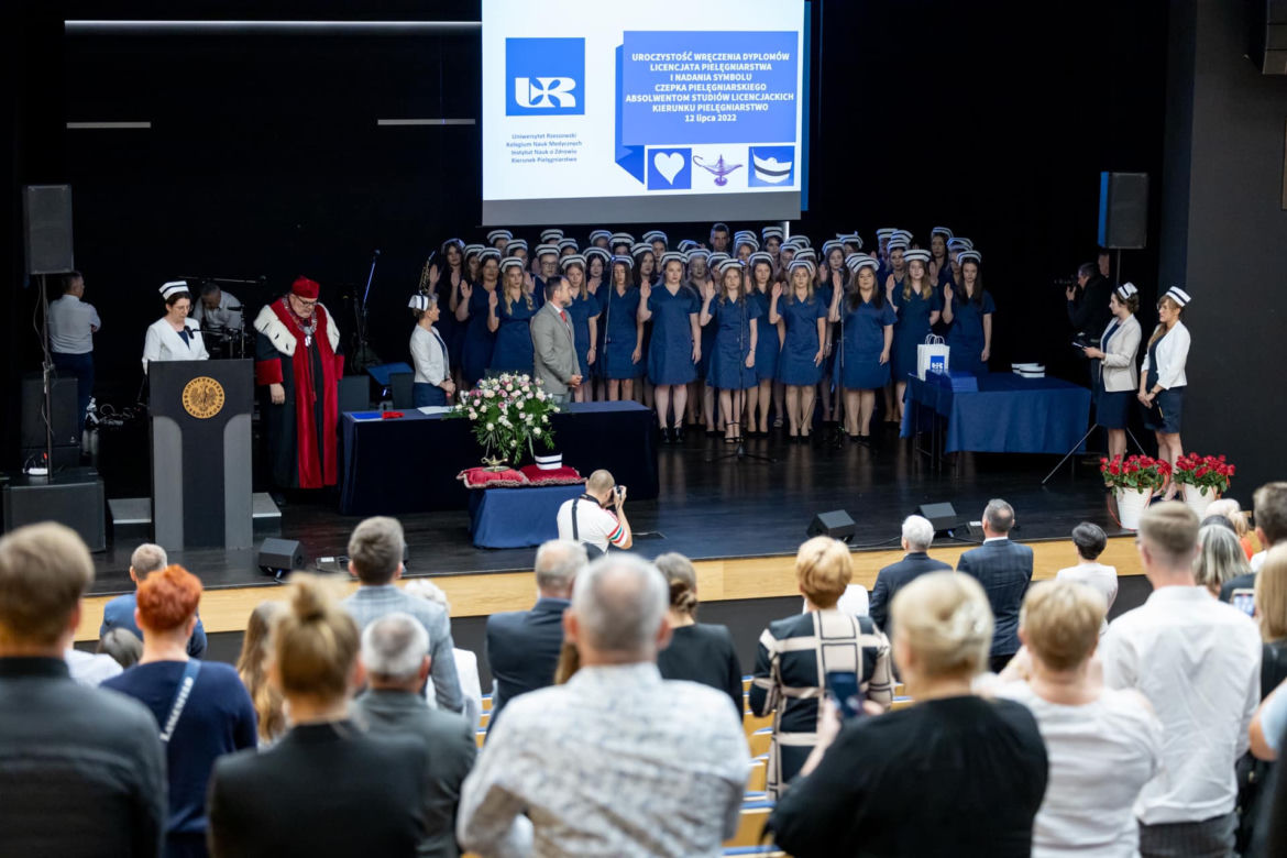 Nowe i młode pielęgniarki. Czepkowanie na Uniwersytecie Rzeszowskim [GALERIA]