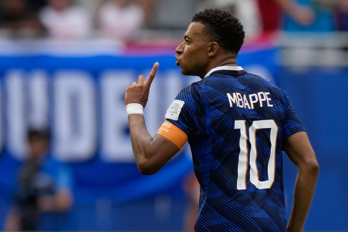 Kylian Mbappe z aktorką Ester Exposito na wakacjach na Sardynii
