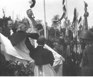 Uroczystości 3 Maja na starych fotografiach. Wielkie defilady i piękne stroje! [ZDJĘCIA]