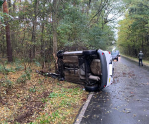 Wypadek na granicy dwóch powiatów. Kobieta uderzyła samochodem w drzewo
