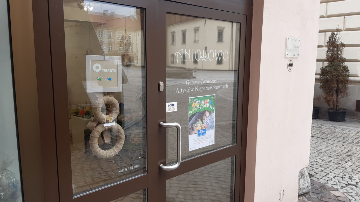 Wielkanocna sprzedaż ozdób świątecznych