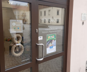 Wielkanocna sprzedaż ozdób świątecznych
