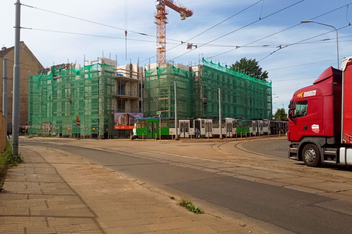 Słup wrósł w nowy budynek. Niecodzienna sytuacja w Szczecinie