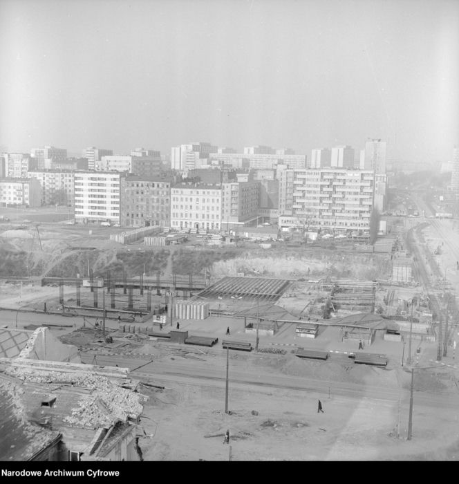 Plac budowy ze szkieletem konstrukcji tunelu kolejowego oraz stacja WKD Warszawa-Śródmieście