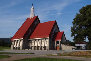 Kamieniołom, rycerskie dzieje i fabryka kijów hokejowych. Ta wieś w Małopolsce potrafi zaskoczyć!