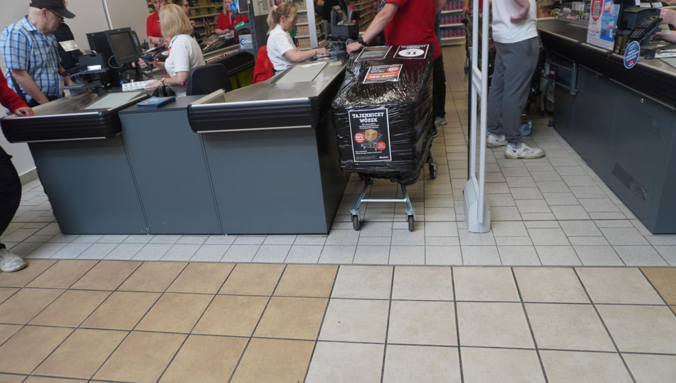 Tajemnicze wózki w Auchan w Olsztynie. Sprawdziliśmy, co było w środku. Zobacz zdjęcia!