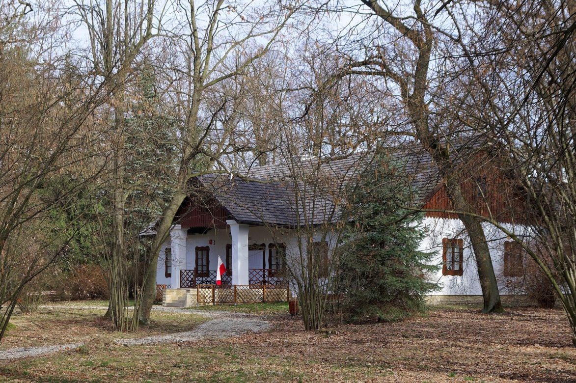To najpiękniejszy dwór w Małopolsce według AI. Miejscowi mówią, że mieszkają w nim duchy powstańców