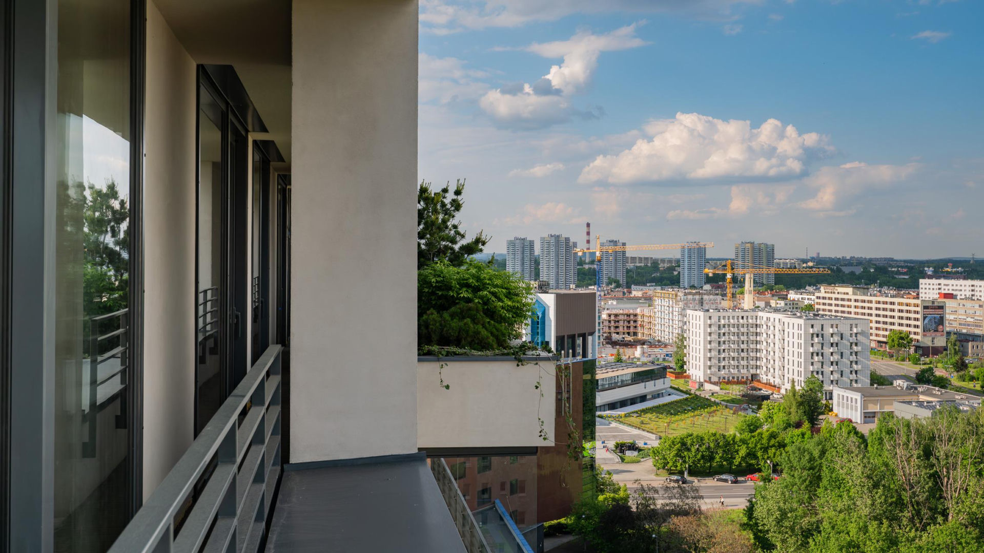 Damrota Garden - apartamentowiec w Katowicach z drzewami na fasadzie i dachu - czerwiec 2026