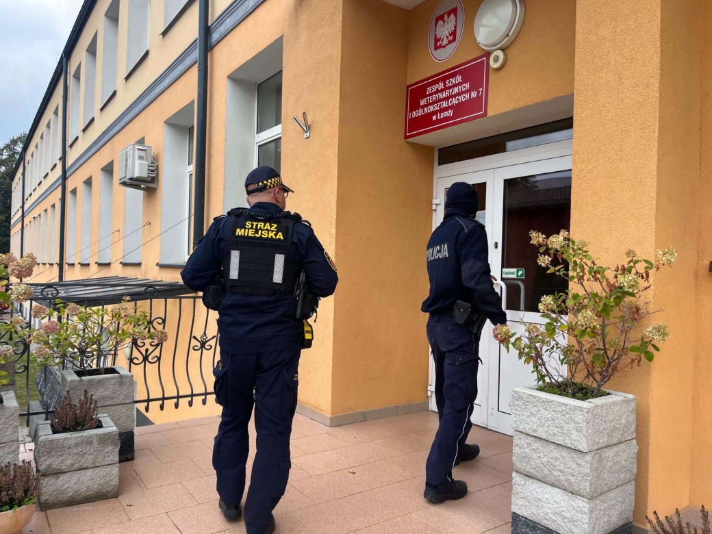 Radiowozy przed szkołami w Podlaskiem. Policja uspokaja rodziców i uczniów