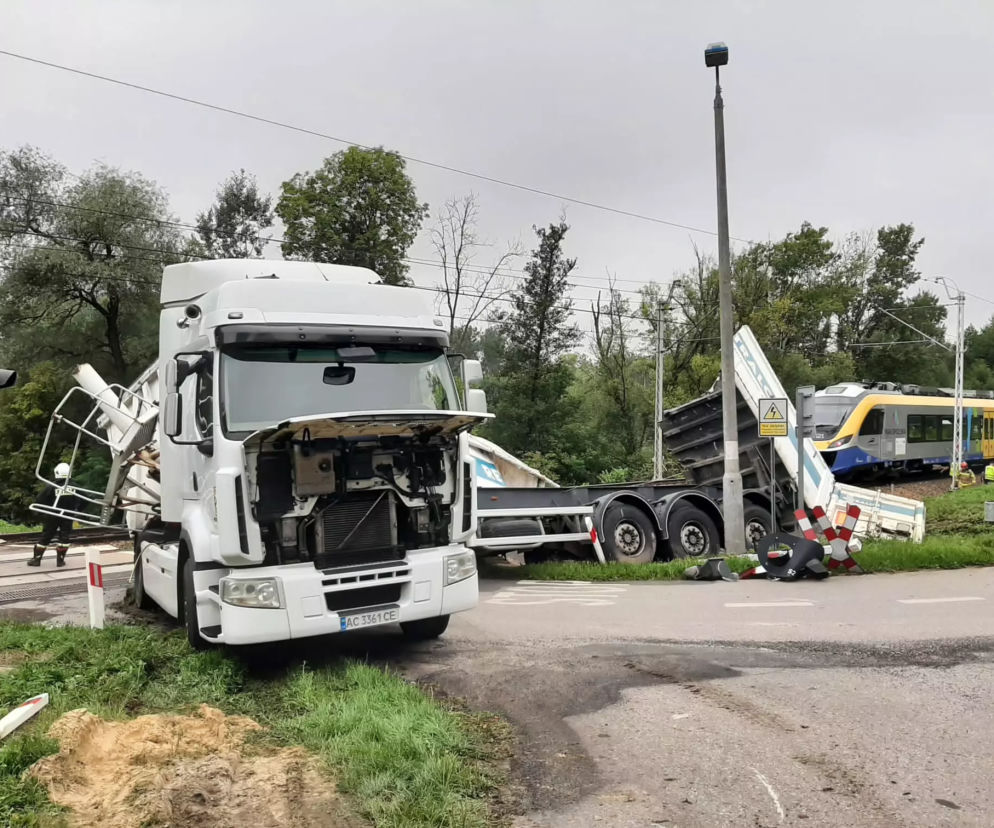 Zderzenie pociągu z ciężarówką na przejeździe kolejowym w Przesławicach