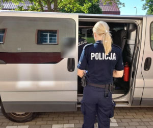 Poskarżył się policji, że kazano mu opuścić wynajmowane mieszkanie. Teraz pomieszka w areszcie
