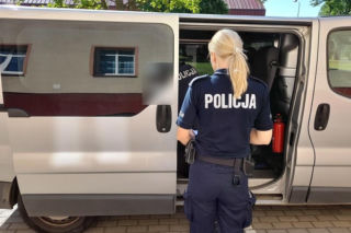 Poskarżył się policji, że kazano mu opuścić wynajmowane mieszkanie. Teraz pomieszka w areszcie