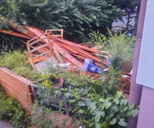 Robiąc remont, zaśmiecił osiedle. Gruz i opady budowalne porzucił pod drzewem