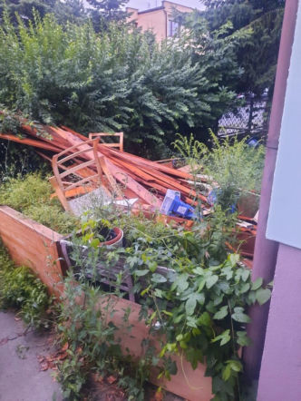 Robiąc remont, zaśmiecił osiedle. Gruz i opady budowalne porzucił pod drzewem