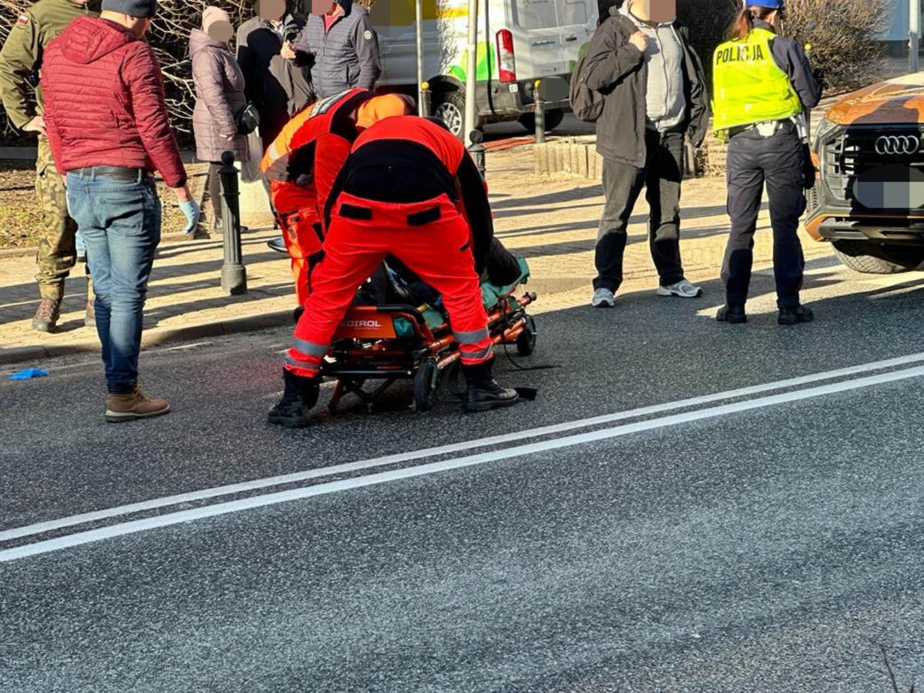 Dramat na przejściu na Ochocie. Wielkie audi zmiotło staruszkę
