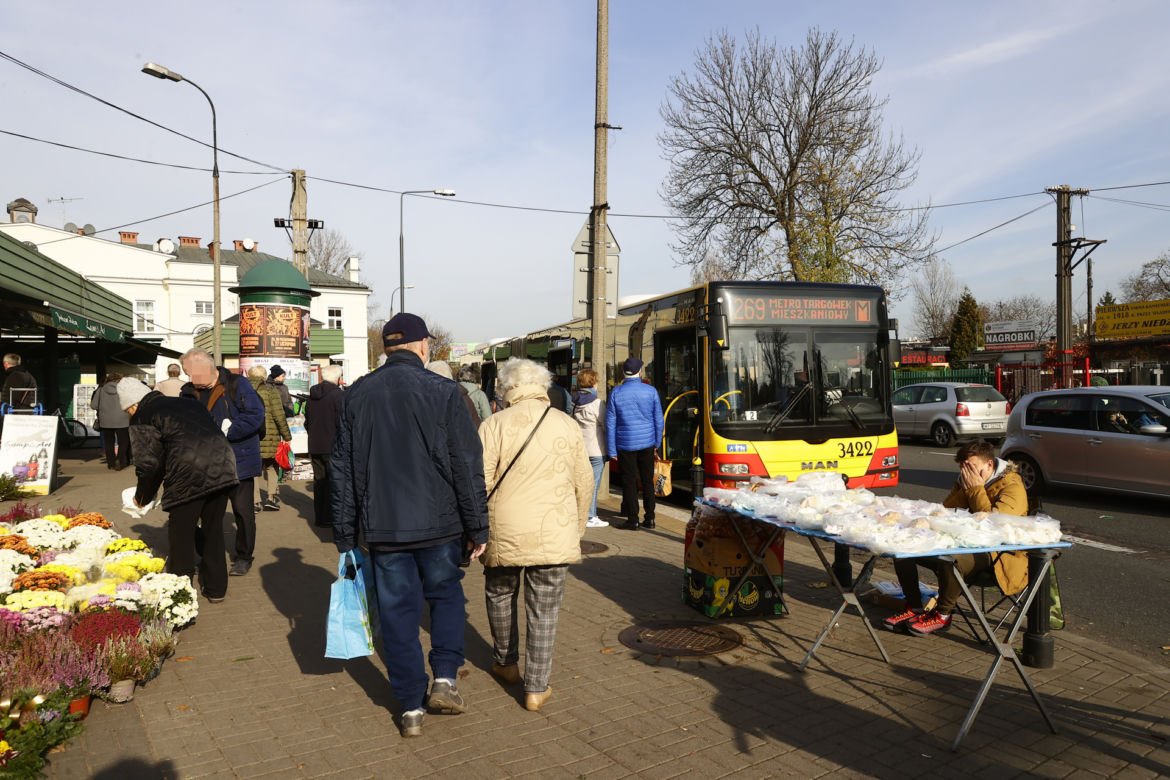 Armagedon pod cmentarzami. Tłumy odwiedzają groby bliskich 