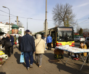 Armagedon pod cmentarzami. Tłumy odwiedzają groby bliskich 