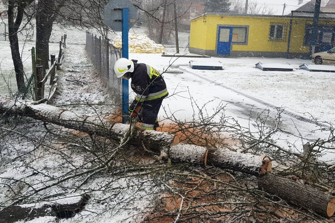 Silny wiatr na Podkarpaciu 17.01.2022. Uszkodzone dachy na szkołach! 