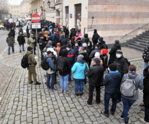 Kolejki przed NBP w Warszawie