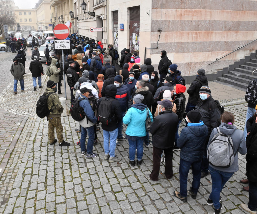 Kolejki przed NBP w Warszawie