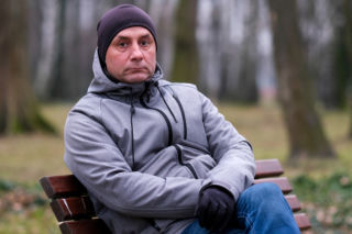 Ukląkł przede mną, zdjął mi majtki.... Szokujące wyznania Janusza Szymika, ofiary księdza pedofila 