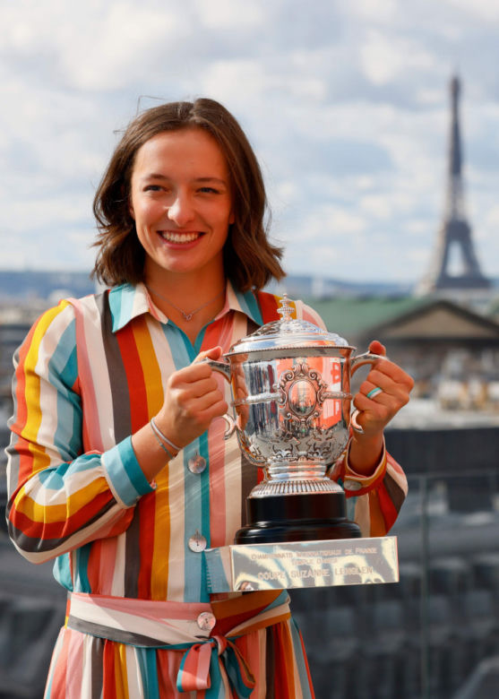 Iga Świątek w tęczowej sukience po wygraniu Roland Garros