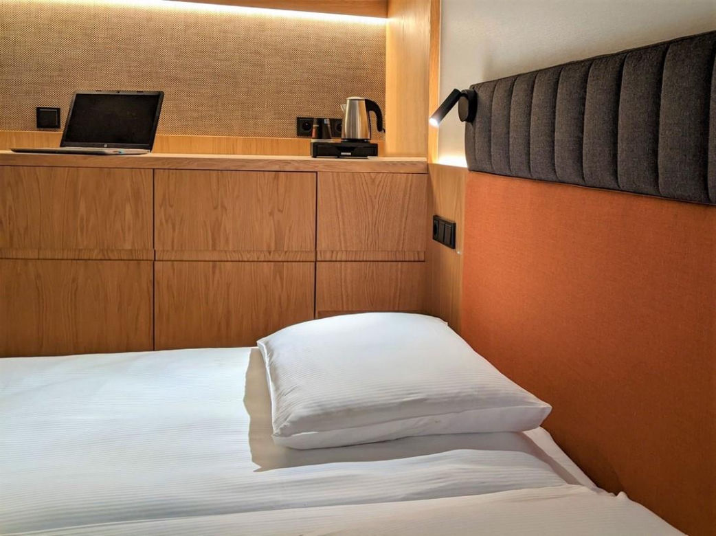 Qubus Hotel Katowice i jego nowoczesne wnętrza. Jest drewno, szkło i wełna