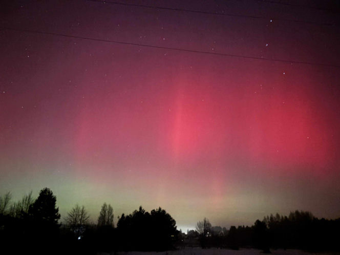 Niesamowite zjawisko nad Świętokrzyskim. Zorza polarna rozświetliła niebo!
