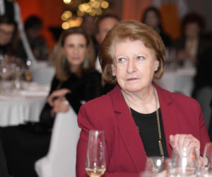  Była pierwszą kobietą na stanowisku premiera III RP. Już po roku złożyła dymisję