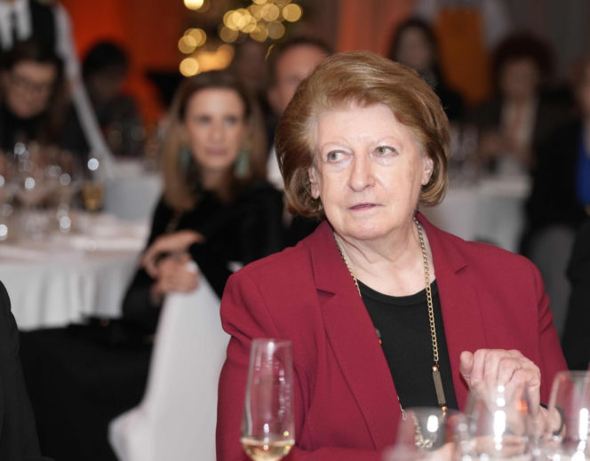  Była pierwszą kobietą na stanowisku premiera III RP. Już po roku złożyła dymisję