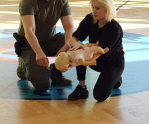 Policjanci ze Szczecina uczą młodzież jak ratować życie