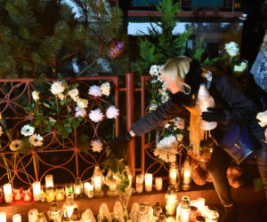 Tragedia w escape roomie. Modlący się ludzie, światła, kwiaty i zabawki pozostawione w miejscu tragedii.