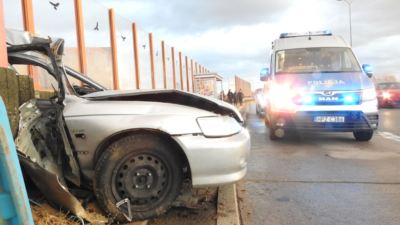 Honda uderzyła w barierę, auto niemal przecięło na pół